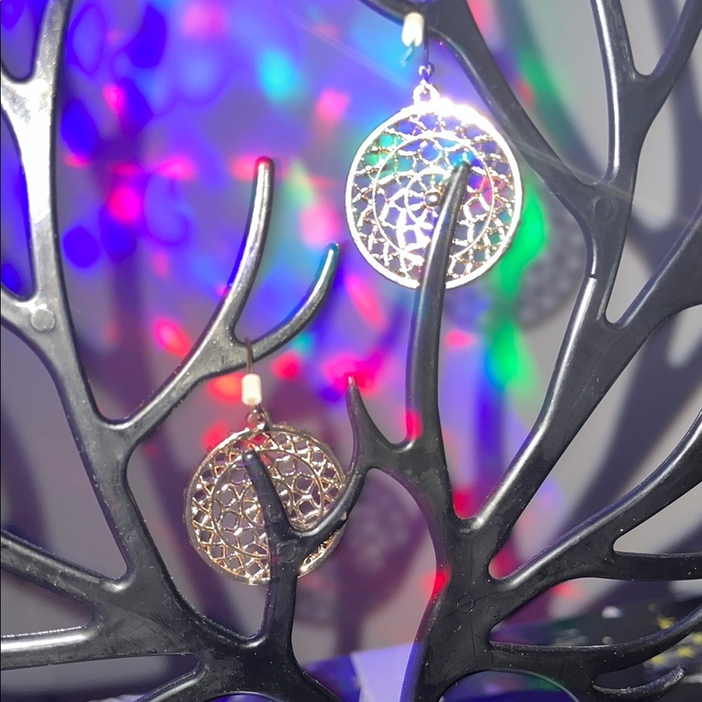 Elegant Gold Filigree Earrings - Picture 11 of 11